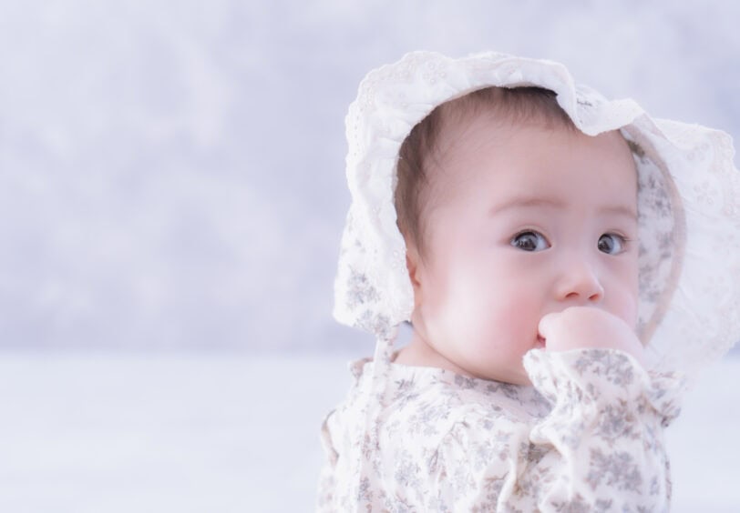 帽子をかぶった赤ちゃん