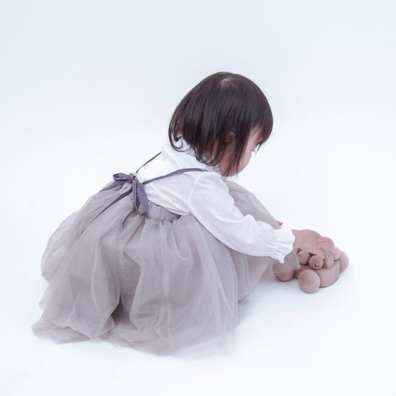 おもちゃで遊ぶ子供